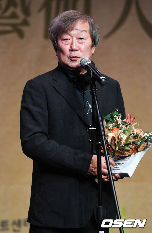 [OSEN=박준형 기자] 31일 오후 서울 중구 명보아트홀에서 진행된 제7회 아름다운 예술인상 시상식에서 배우 명계남이 연극예술인상을 수상한뒤 소감을 말하고 있다./  soul1014@osen.co.kr