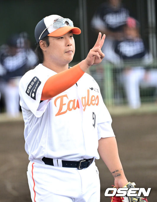 [OSEN=오키나와(일본), 최규한 기자] 2026 WBC(월드베이스볼클래식)를 준비하는 대한민국 야구 대표팀이 21일 오후 일본 오키나와 고친다 구장에서 프로야구 한화 이글스와 연습경기를 펼쳤다. 야구 대표팀은 오키나와에서 국내 팀들과 6차례 연습경기를 치르며 전력을 끌어올릴 예정이다.한화 강백호가 경기를 준비하고 있다. 2026.02.21 / dreamer@osen.co.kr