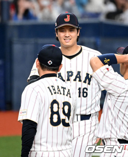 [OSEN=오사카(일본), 손용호 기자] 2일 일본 오사카 교세라돔에서 월드베이스볼클래식(WBC) 공식 연습 경기 일본 야구 대표팀과 오릭스 버팔로스의 경기가 열렸다.3일 한신 타이거스와 연습 경기 후 도쿄로 향하는 일본 야구 대표팀은 6일 대만과의 첫 경기에 이어 7일 한국전, 8일 호주전, 10일 체코전을 치른다.경기에 앞서 일본 오타니 쇼헤이가 도열을 하고 있다. 2026.03.02 /spjj@osen.co.kr