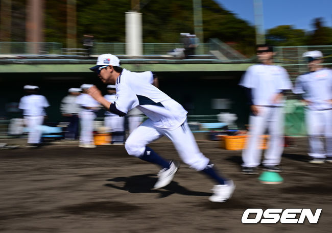 [OSEN=미야자키(일본), 지형준 기자] 두산 베어스가 1일 일본 미야자키 히사미네 야구장에서 자체 청백전를 가졌다.당초 이날 팀 훈련이 예정됐지만, 2월 26일 롯데 자이언츠전 3회 우천 노게임에 이어 27일 지바롯데 마린스전까지 우천 취소되면서 실전 감각을 끌어올리고자 청백전이 긴급 편성됐다. 경기는 백팀의 9-5승리로 마무리됐다.두산 정수빈이 훈련을 하고 있다. 2026.03.01 /jpnews@osen.co.kr