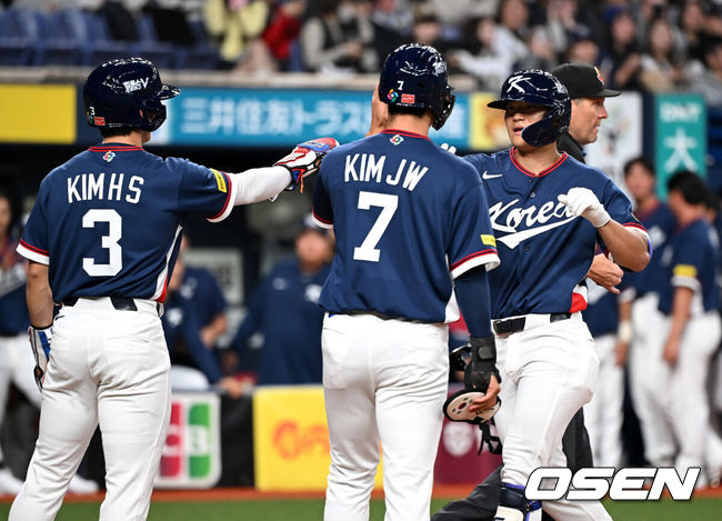 [OSEN=오사카(일본), 손용호 기자] 3일 일본 오사카 교세라돔에서 월드베이스볼클래식(WBC) 공식 연습 경기 한국 야구 대표팀과 오릭스 버팔로스의 경기가 열렸다.우리 대표팀은 연습 경기 2차전을 치른 뒤 5일 일본 도쿄돔에서 체코와 WBC 조별리그 1차전에서 격돌한다.2회초 2사 1,3루에서 한국 김도영이 스리런 홈런을 치고 동료들의 축하를 받고 있다. 2026.03.03 /spjj@osen.co.kr