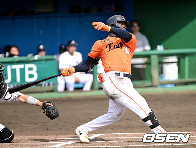 [OSEN=오키나와(일본), 최규한 기자] 프로야구 한화 이글스가 22일 일본 오키나와 이토만 니시자키 야구장에서 일본 프로야구 지바롯데와 연습경기를 가진다.한화는 이번 2차 오키나와 캠프에서 총 9차례 연습경기를통해 전력을 가다듬을 예정이다.6회초 무사 선두타자로 나선 한화 페라자가 안타를 날리고 있다. 2026.02.22 / dreamer@osen.co.kr