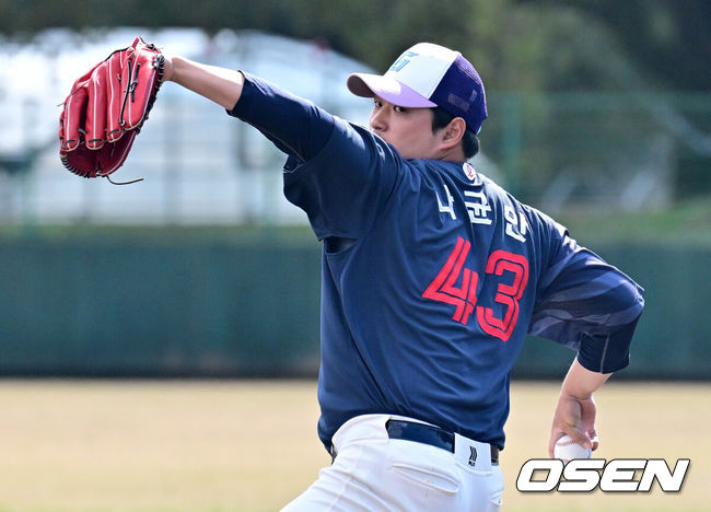 [OSEN=미야자키(일본), 지형준 기자] 3일 일본 미야자키현 아야초 니시키바루 야구장에서 SSG 랜더스와 롯데 자이언츠의 연습경기가 열렸다.전날 두 팀의 경기는 우천으로 취소됐다. 이날 SSG는 베니지아노, 롯데는 나균안을 선발로 내세웠다.2회말 롯데 나균안이 역투하고 있다. 2026.03.03 /jpnews@osen.co.kr