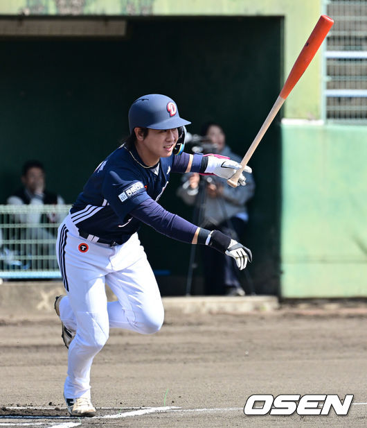 [OSEN=미야자키(일본), 지형준 기자] 두산 베어스가 1일 일본 미야자키 히사미네 야구장에서 자체 청백전를 가졌다.이날 두산은 팀 훈련이 예정됐지만, 2월 26일 롯데 자이언츠전 3회 우천 노게임에 이어 27일 지바롯데 마린스전까지 우천 취소되면서 실전 감각을 끌어올리고자 청백전이 긴급 편성됐다. 1회초 두산 박찬호가 안타를 날리고 있다. 2026.03.01 /jpnews@osen.co.kr