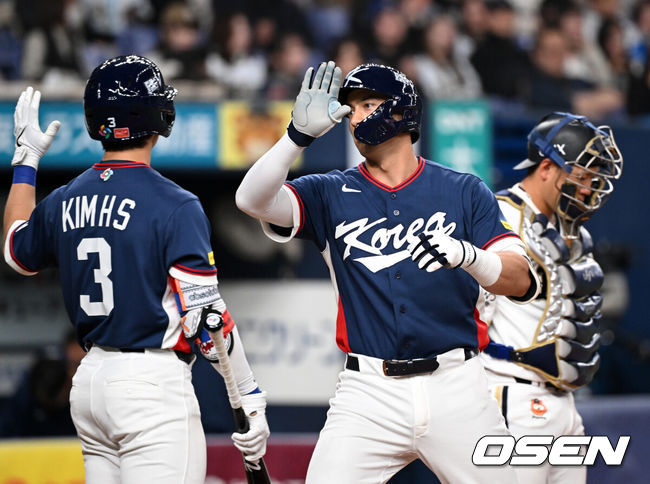 [OSEN=오사카(일본), 손용호 기자] 3일 일본 오사카 교세라돔에서 월드베이스볼클래식(WBC) 공식 연습 경기 한국 야구 대표팀과 오릭스 버팔로스의 경기가 열렸다.우리 대표팀은 연습 경기 2차전을 치른 뒤 5일 일본 도쿄돔에서 체코와 WBC 조별리그 1차전에서 격돌한다.5회초 1사에서 한국 셰이 위트컴이 솔로 홈런을 치고 홈에서 환호하고 있다. 2026.03.03 /spjj@osen.co.kr