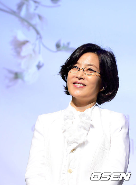 [OSEN=이대선 기자] 25일 오후 서울 방이동 올림픽공원 우리금융아트홀에서 가수 이선희가 데뷔 30주년 기념 정규 15집 앨범 기자회견이 열렸다.가수 이선희가 포토타임을 갖고 있다.이선희는 이번 앨범에서 수록곡 10곡에 직접 작곡, 작사로 참여했으며 이단옆차기, 박근태, 에피톤프로젝트 등과 공동작업을 진행했다.쇼케이스에는 가수 윤도현, 거미, 임정희, 이승기가 출연해 이선희의 주옥같은 히트곡 무대를 꾸밀 예정이다. 이선희는 1984년 강변가요제에서 대상을 받으며 가요계에 입성, ‘J에게’, ‘아름다운 강산’, ‘나 항상 그대를’, ‘갈등’, ‘한바탕 웃음으로’, ‘아! 옛날이여’, ‘인연’ ‘추억의 책장을 넘기며’ ‘소녀의 기도’ ‘여우비’ 등 수많은 히트곡을 남겼다./sunday@osen.co.kr