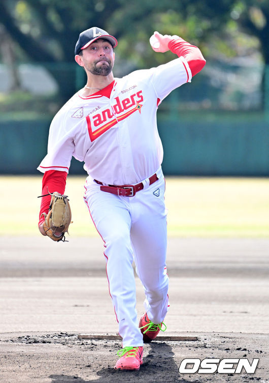 [OSEN=미야자키(일본), 지형준 기자] 3일 일본 미야자키현 아야초 니시키바루 야구장에서 SSG 랜더스와 롯데 자이언츠의 연습경기가 열렸다.전날 두 팀의 경기는 우천으로 취소됐다. 이날 SSG는 베니지아노, 롯데는 나균안을 선발로 내세웠다.1회초 SSG 베니지아노가 역투하고 있다. 2026.03.03 /jpnews@osen.co.kr