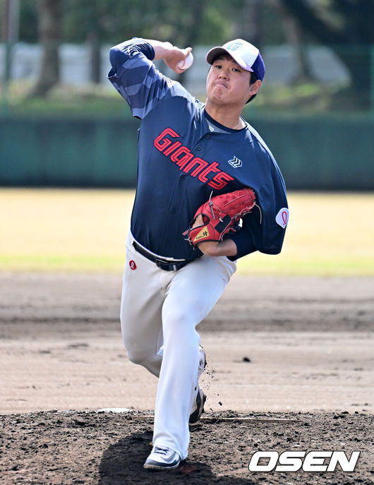 [OSEN=미야자키(일본), 지형준 기자] 3일 일본 미야자키현 아야초 니시키바루 야구장에서 SSG 랜더스와 롯데 자이언츠의 연습경기가 열렸다.전날 두 팀의 경기는 우천으로 취소됐다. 이날 SSG는 베니지아노, 롯데는 나균안을 선발로 내세웠다.2회말 롯데 나균안이 역투하고 있다. 2026.03.03 /jpnews@osen.co.kr