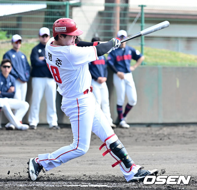 [OSEN=미야자키(일본), 지형준 기자] 3일 일본 미야자키현 아야초 니시키바루 야구장에서 SSG 랜더스와 롯데 자이언츠의 연습경기가 열렸다.전날 두 팀의 경기는 우천으로 취소됐다. 이날 SSG는 베니지아노, 롯데는 나균안을 선발로 내세웠다.1회말 1사 만루에서 SSG 고명준이 선제 2타점 적시타를 날리고 있다. 2026.03.03 /jpnews@osen.co.kr