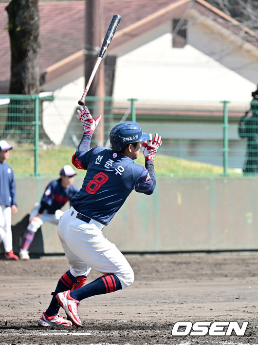 [OSEN=미야자키(일본), 지형준 기자] 3일 일본 미야자키현 아야초 니시키바루 야구장에서 SSG 랜더스와 롯데 자이언츠의 연습경기가 열렸다.전날 두 팀의 경기는 우천으로 취소됐다. 이날 SSG는 베니지아노, 롯데는 나균안을 선발로 내세웠다.4회초 1사 1,2루에서 롯데 전준우가 1타점 적시타를 날리고 있다. 2026.03.03 /jpnews@osen.co.kr