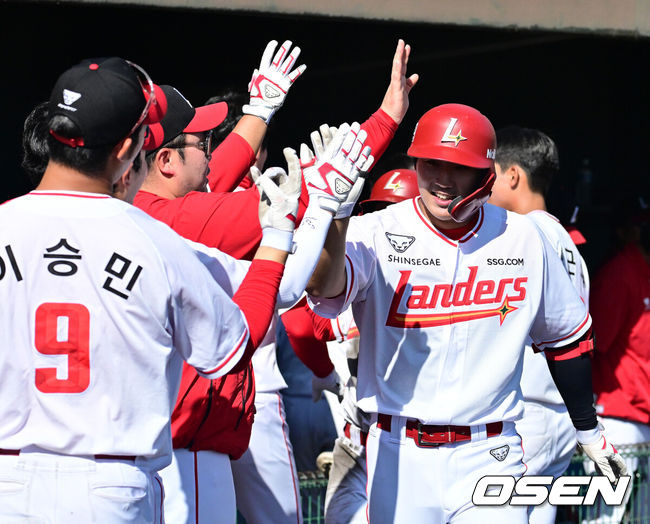 [OSEN=미야자키(일본), 지형준 기자] 3일 일본 미야자키현 아야초 니시키바루 야구장에서 SSG 랜더스와 롯데 자이언츠의 연습경기가 열렸다.전날 두 팀의 경기는 우천으로 취소됐다. 이날 SSG는 베니지아노, 롯데는 나균안을 선발로 내세웠다.6회말 SSG 문상준이 투런포를 날리며 동료선수들과 기뻐하고 있다. 2026.03.03 /jpnews@osen.co.kr