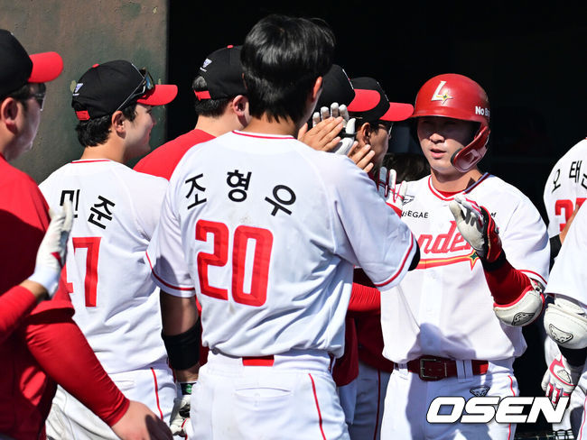 [OSEN=미야자키(일본), 지형준 기자] 3일 일본 미야자키현 아야초 니시키바루 야구장에서 SSG 랜더스와 롯데 자이언츠의 연습경기가 열렸다.전날 두 팀의 경기는 우천으로 취소됐다. 이날 SSG는 베니지아노, 롯데는 나균안을 선발로 내세웠다.6회말 SSG 안상현이 투런포를 날리며 동료선수들과 하이파이브를 하고 있다. 2026.03.03 /jpnews@osen.co.kr