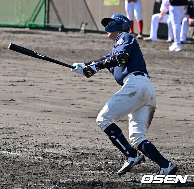 [OSEN=미야자키(일본), 지형준 기자] 3일 일본 미야자키현 아야초 니시키바루 야구장에서 SSG 랜더스와 롯데 자이언츠의 연습경기가 열렸다.전날 두 팀의 경기는 우천으로 취소됐다. 이날 SSG는 베니지아노, 롯데는 나균안을 선발로 내세웠다.5회초 롯데 손성빈이 솔로포를 날리고 있다. 2026.03.03 /jpnews@osen.co.kr