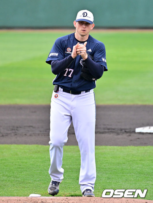 [OSEN=미야자키(일본), 지형준 기자] 두산 베어스가 25일 일본 미야자키 산마린 스타디움에서 일본프로야구 세이부 라이온스와의 구춘대회 첫 경기를 가졌다.이날 두산은 세이부에 3-6으로 패했다. 1회말 두산 플렉센이 역투하고 있다. 2026.02.25 /jpnews@osen.co.kr