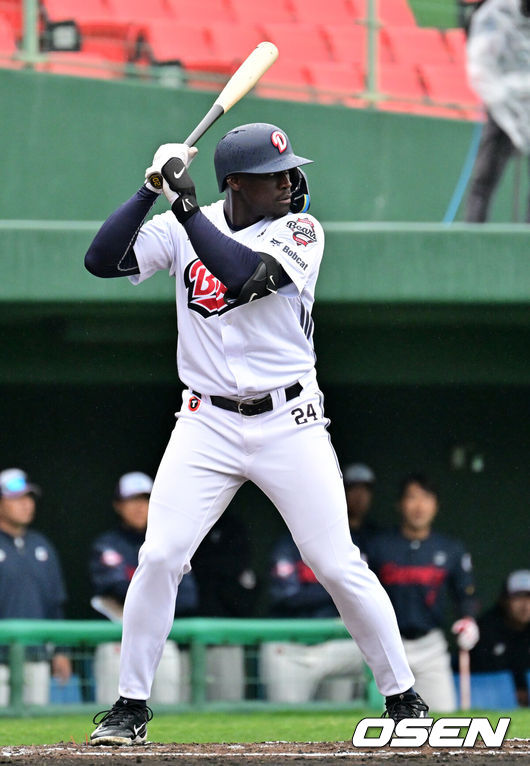 [OSEN=미야자키(일본), 지형준 기자] 26일 일본 미야자키 산마린 스타디움에서 두산 베어스와 롯데 자이언츠의 구춘대회 경기가 열렸다.두 팀의 맞대결은 롯데가 6-2로 앞선 3회말 악천후로 인해 노게임 선언됐다.1회말 1사 1,2루에서 두산 카메론이 타격 자세를 취하고 있다. 2026.02.26 /jpnews@osen.co.kr