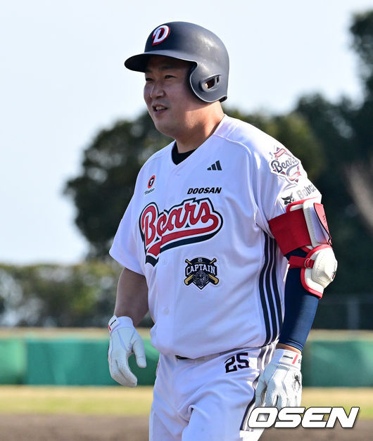 [OSEN=미야자키(일본), 지형준 기자] 두산 베어스가 1일 일본 미야자키 히사미네 야구장에서 자체 청백전를 가졌다.당초 이날 팀 훈련이 예정됐지만, 2월 26일 롯데 자이언츠전 3회 우천 노게임에 이어 27일 지바롯데 마린스전까지 우천 취소되면서 실전 감각을 끌어올리고자 청백전이 긴급 편성됐다. 경기는 백팀의 9-5승리로 마무리됐다.7회초 두산 양의지가 안타를 날리며 미소짓고 있다. 2026.03.01 /jpnews@osen.co.kr