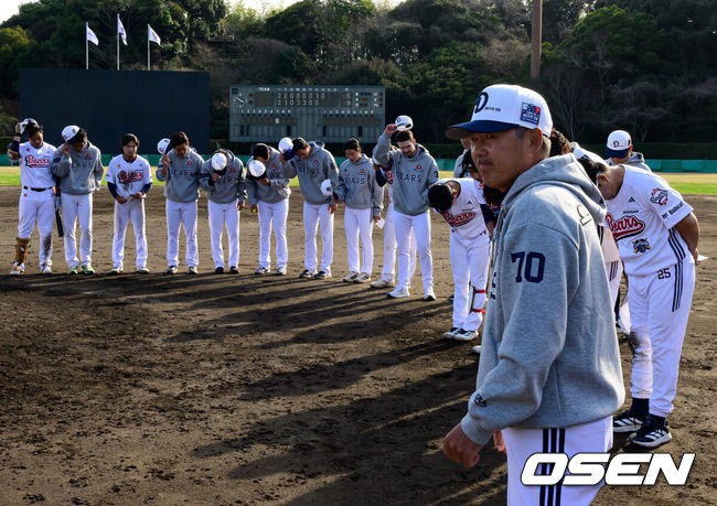 [OSEN=미야자키(일본), 지형준 기자] 두산 베어스가 1일 일본 미야자키 히사미네 야구장에서 자체 청백전를 가졌다.당초 이날 팀 훈련이 예정됐지만, 2월 26일 롯데 자이언츠전 3회 우천 노게임에 이어 27일 지바롯데 마린스전까지 우천 취소되면서 실전 감각을 끌어올리고자 청백전이 긴급 편성됐다. 경기는 백팀의 9-5승리로 마무리됐다.두산 김원형 감독이 청백전을 마치고 선수들을 격려하고 있다. 2026.03.01 /jpnews@osen.co.kr