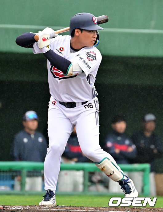 [OSEN=미야자키(일본), 지형준 기자] 26일 일본 미야자키 산마린 스타디움에서 두산 베어스와 롯데 자이언츠의 구춘대회 경기가 열렸다.두 팀의 맞대결은 롯데가 6-2로 앞선 3회말 악천후로 인해 노게임 선언됐다.1회초 두산 김주오가 타격 자세를 취하고 있다. 2026.02.26 /jpnews@osen.co.kr