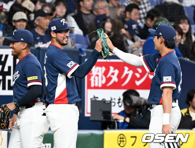 [OSEN=오사카(일본), 손용호 기자] 3일 일본 오사카 교세라돔에서 월드베이스볼클래식(WBC) 공식 연습 경기 한국 야구 대표팀과 오릭스 버팔로스의 경기가 열렸다.우리 대표팀은 연습 경기 2차전을 치른 뒤 5일 일본 도쿄돔에서 체코와 WBC 조별리그 1차전에서 격돌한다.3회말 수비를 마친 한국 데인 더닝이 더그아웃에서 이정후와 하이파이브를 나누고 있다. 2026.03.03 /spjj@osen.co.kr