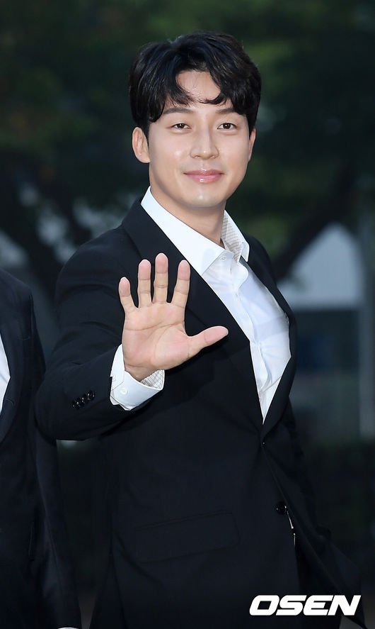 [OSEN=민경훈 기자] 1일 오전 서울 영등포구 여의도동 KBS 신관 공개홀에서 KBS 2TV '뮤직뱅크' 리허설이 진행됐다.마흔파이브 허경환이 리허설 장소로 이동하며 포즈를 취하고 있다. /rumi@osen.co.kr