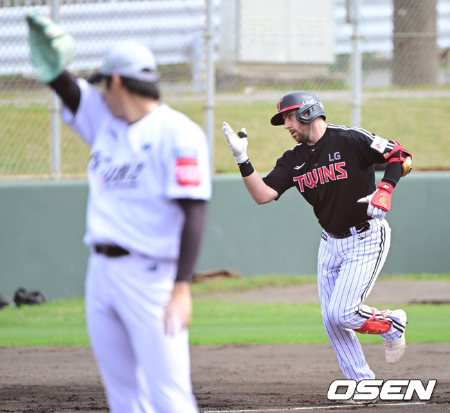 [OSEN=오키나와(일본), 최규한 기자] 1일 일본 오키나와 구시가와 야구장에서 프로야구 KT 위즈와 LG 트윈스의 연습경기가 열렸다.이날 경기에서 KT는 오원석, LG는 요니 치리노스를 선발로 내세웠다.1회초 1사 1, 3루 상황 LG 오스틴이 선제 좌중간 스리런포를 날리고 그라운드를 돌며 기뻐하고 있다. 2026.03.01 / dreamer@osen.co.kr