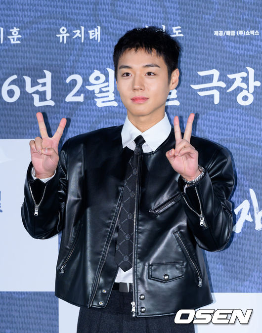 [OSEN=이대선 기자] 19일 오전 서울 CGV 용산아이파크몰에서 영화 ‘왕과 사는 남자’ 제작보고회가 열렸다.'왕과 사는 남자'는 1457년 청령포, 마을의 부흥을 위해 유배지를 자처한 촌장과 왕위에서 쫓겨나 유배된 어린 선왕의 사연을 그린 작품으로 2026년 2월 4일 개봉한다.배우 박지훈이 포토타임을 가지고 있다. 2025.12.19 /sunday@osen.co.kr