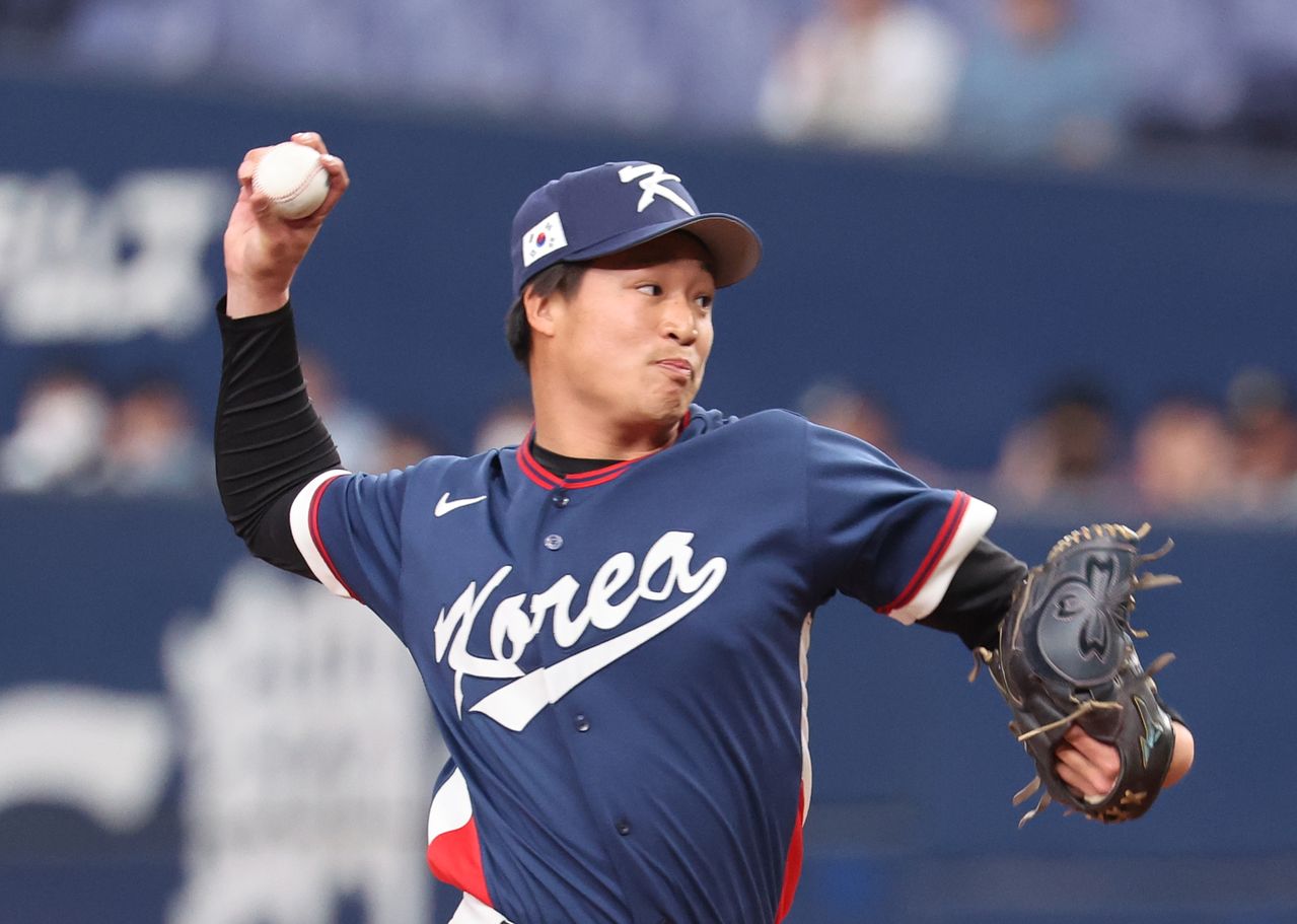 3일 일본 오사카 교세라돔에서 열린 월드베이스볼클래식(WBC) 평가전 한국 대표팀과 일본 프로야구 오릭스 버팔로스와의 경기.   8회말 2사 1루 한국 고바야시 다쓰토가 역투하고 있다. 연합뉴스