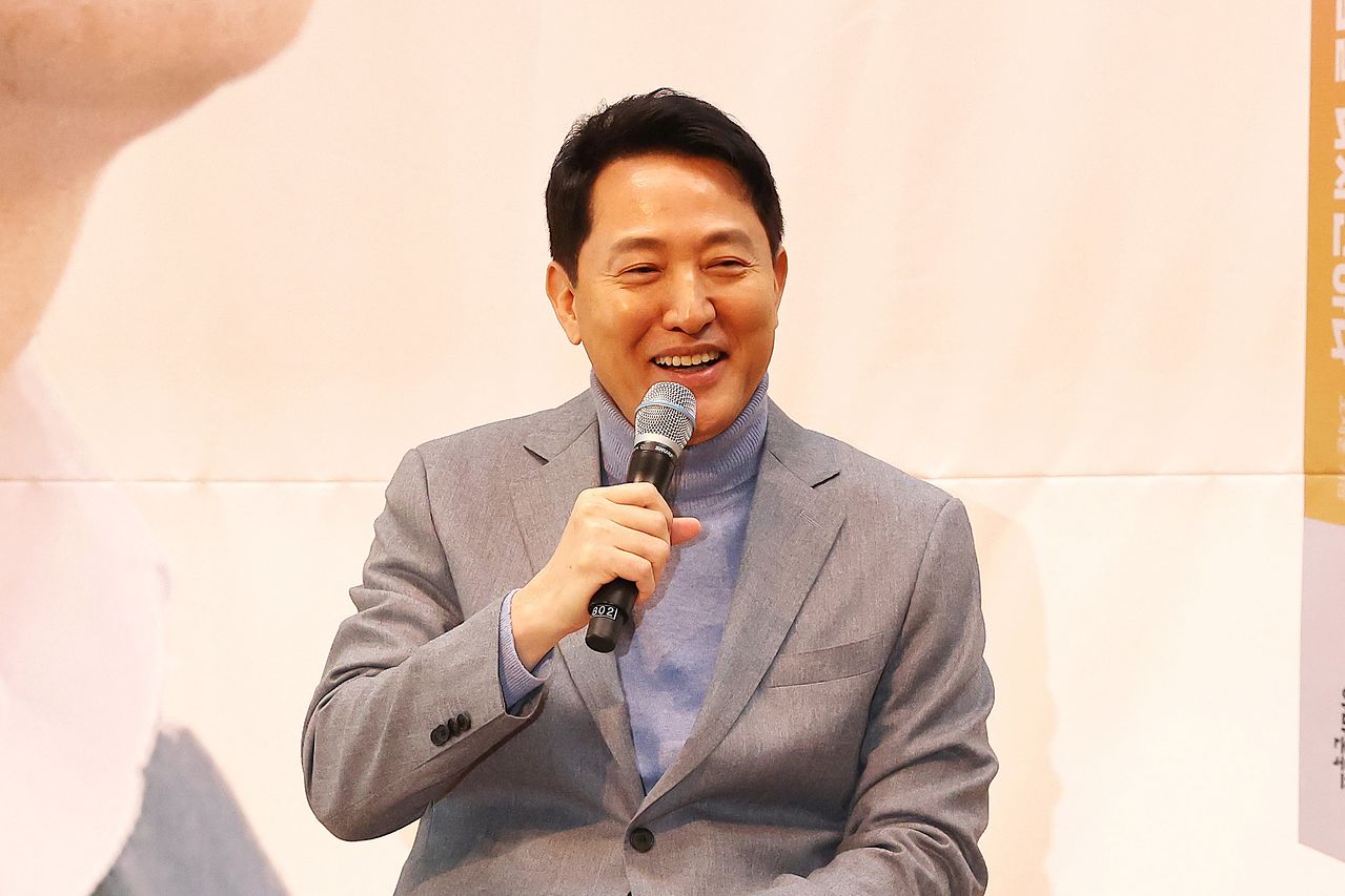 지난달 22일 서울 마포구에서 열린 출간기념회에서 시민들과 대화하는 오세훈 서울시장. [연합뉴스]