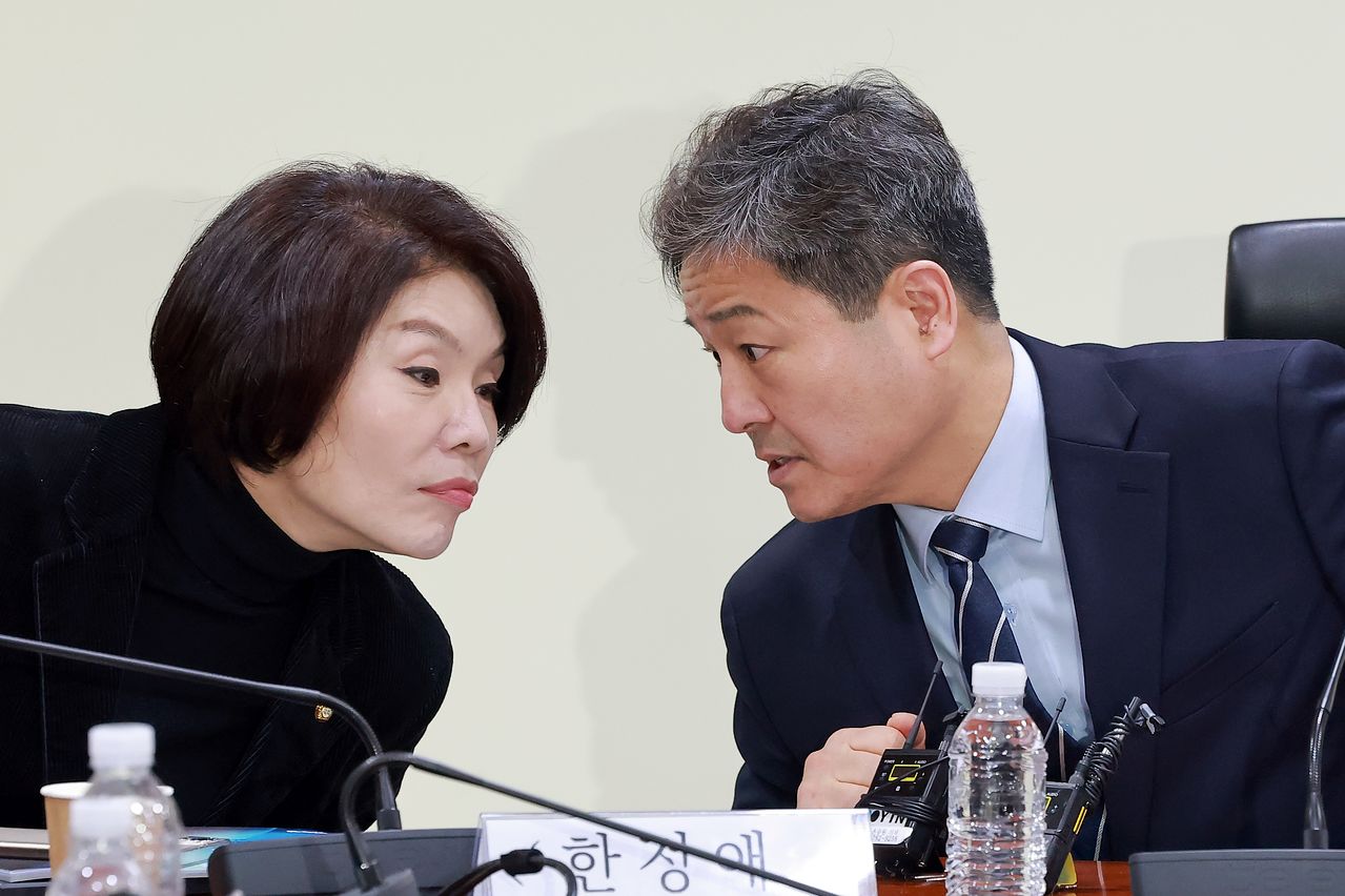 국회 외교통일위원회 여당 간사인 더불어민주당 김영배 의원(오른쪽)이 3일 국회의원회관에서 열린 이란 사태 관련 민주당-외교부 당정간담회에 참석해 외통위원인 민주당 한정애 정책위의장과 대화하고 있다. 연합뉴스