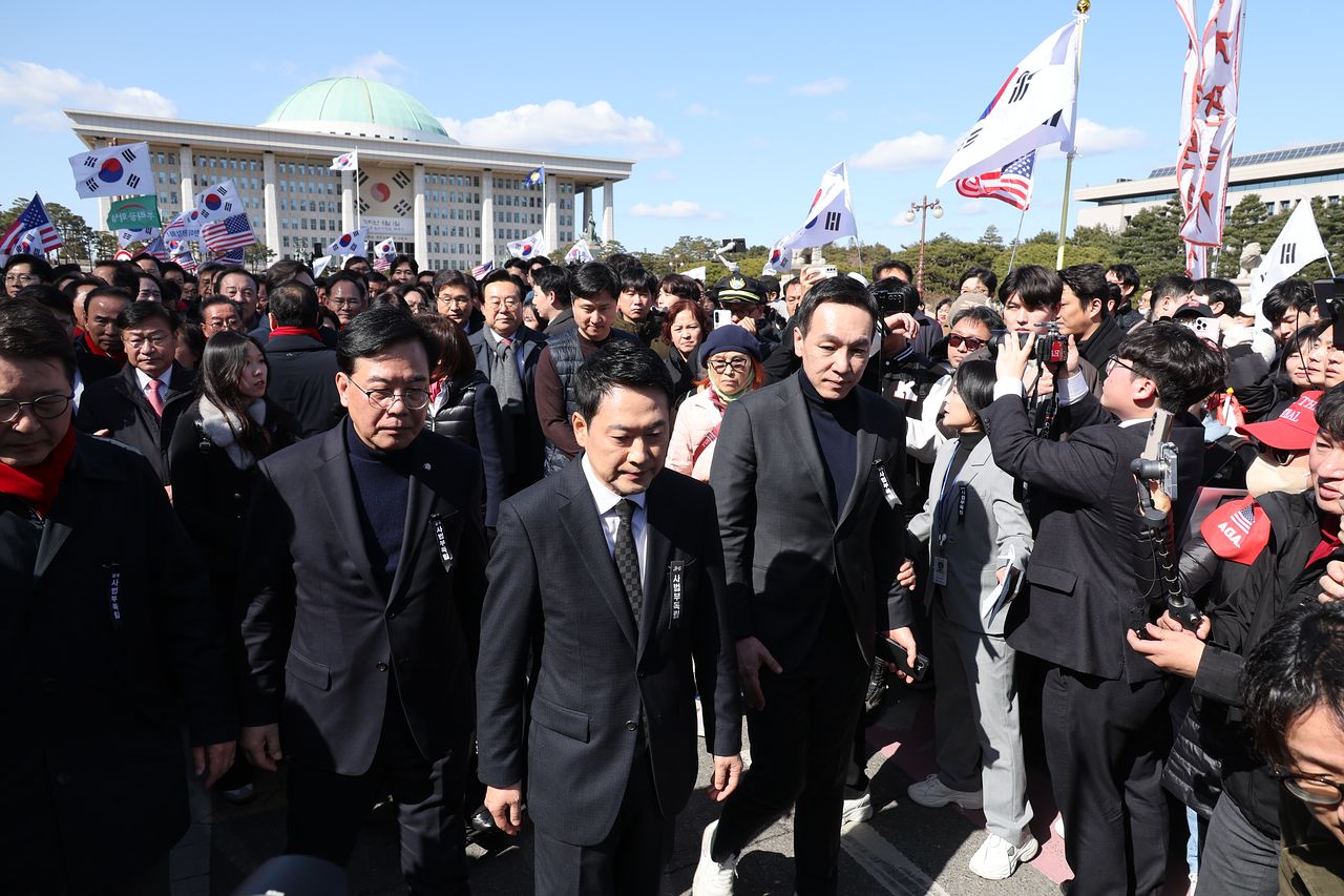 장동혁 국민의힘 대표가 3일 서울 여의도 국회 본관 앞에서 열린 사법독립 헌정수호를 위한 대국민 호소 국민대장정 규탄대회를 마친 후 청와대를 향해 행진하고 있다. 뉴스1
