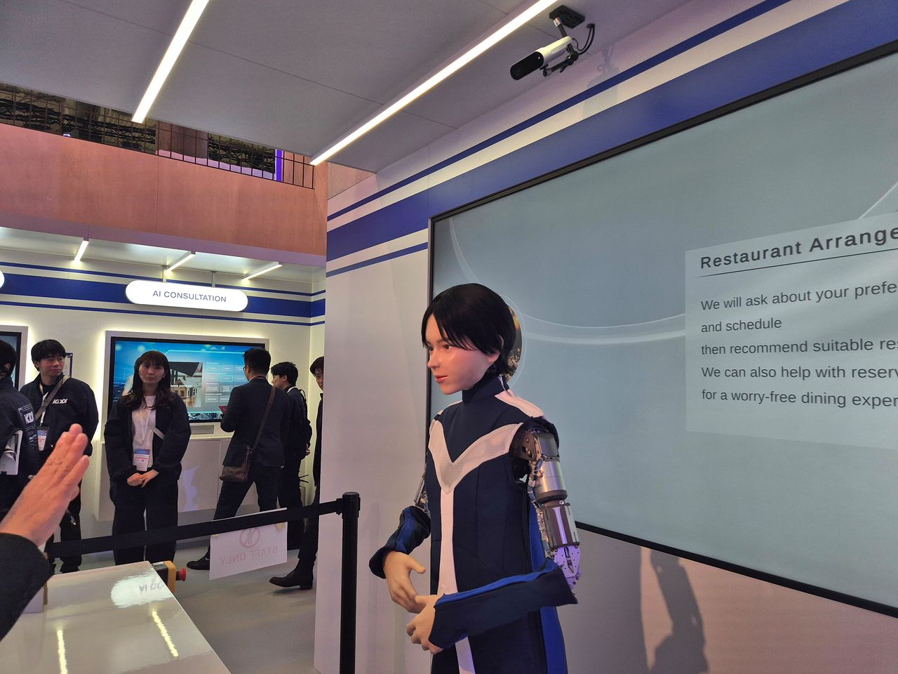 일본 통신사 KDDI 부스에는 식당 예약 문의를 받는 휴머노이드 로봇이 시선을 끌었다. 사진 어환희 기자