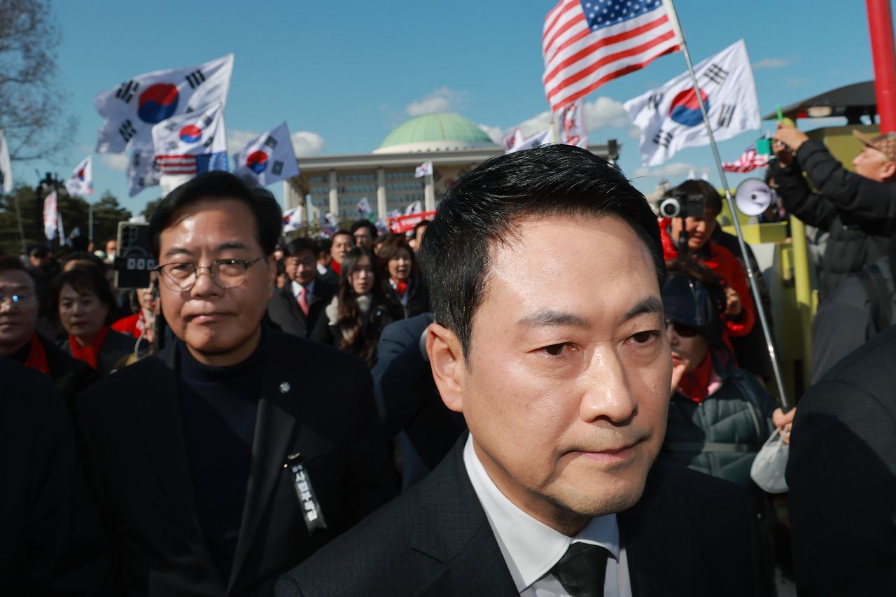 국민의힘 장동혁 대표와 송언석 원내대표가 3일 국회에서 '사법독립 헌정수호를 위한 대국민 호소 국민대장정 규탄대회' 출정식을 마치고 청와대로 향하고 있다. 연합뉴스