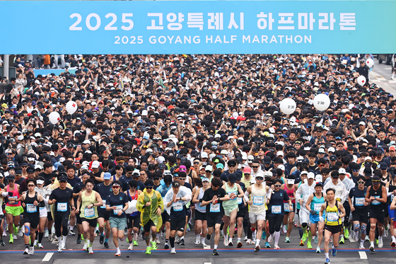 2025년 4월 6일 오전 고양종합운동장에서 열린 ‘2025 고양특례시 JTBC 하프마라톤’에서 참가자들이 출발하고 있다. 김종호 기자