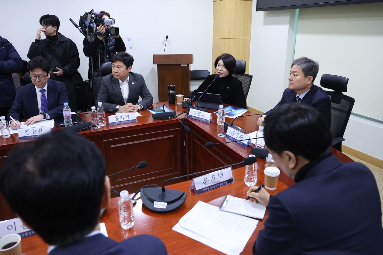 한정애 더불어민주당 정책위의장이 3일 서울 여의도 국회 의원회관에서 열린 이란사태 관련 당·정간담회에서 발언하고 있다. 뉴스1