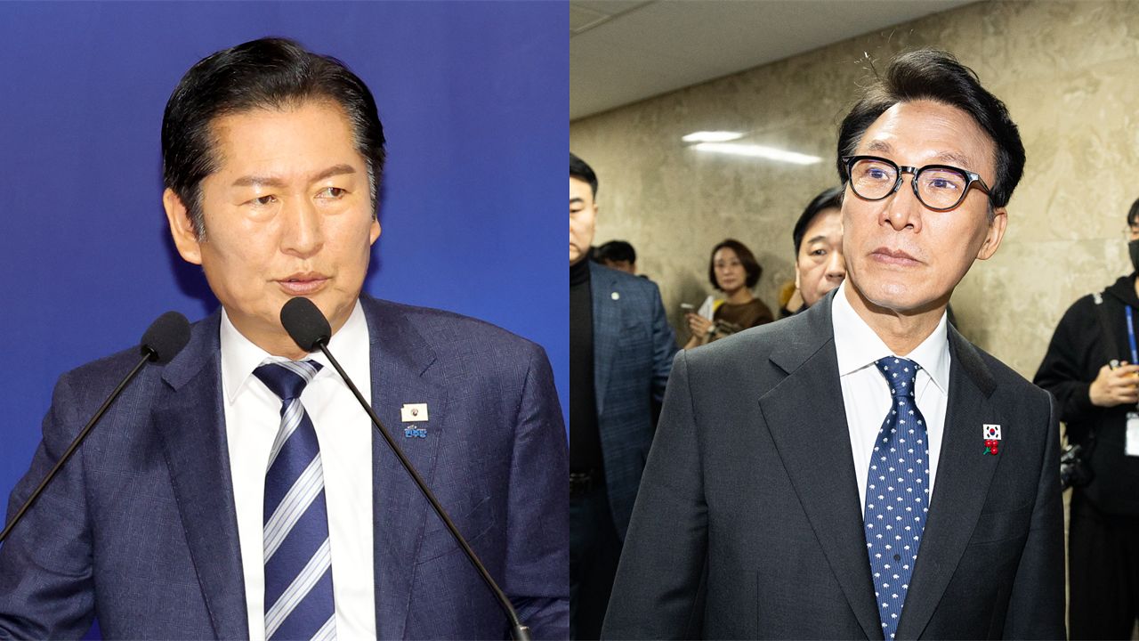 정부 검찰개혁추진단 관계자들은 1월 11일 국회 의원회관에서 정청래(왼쪽) 더불어민주당 대표에게 입법예고안을 보고한 뒤 국회 본청에 있던 김민석 국무총리에게 “보고가 잘 됐다”고 전했다. 장진영 기자, 뉴스1