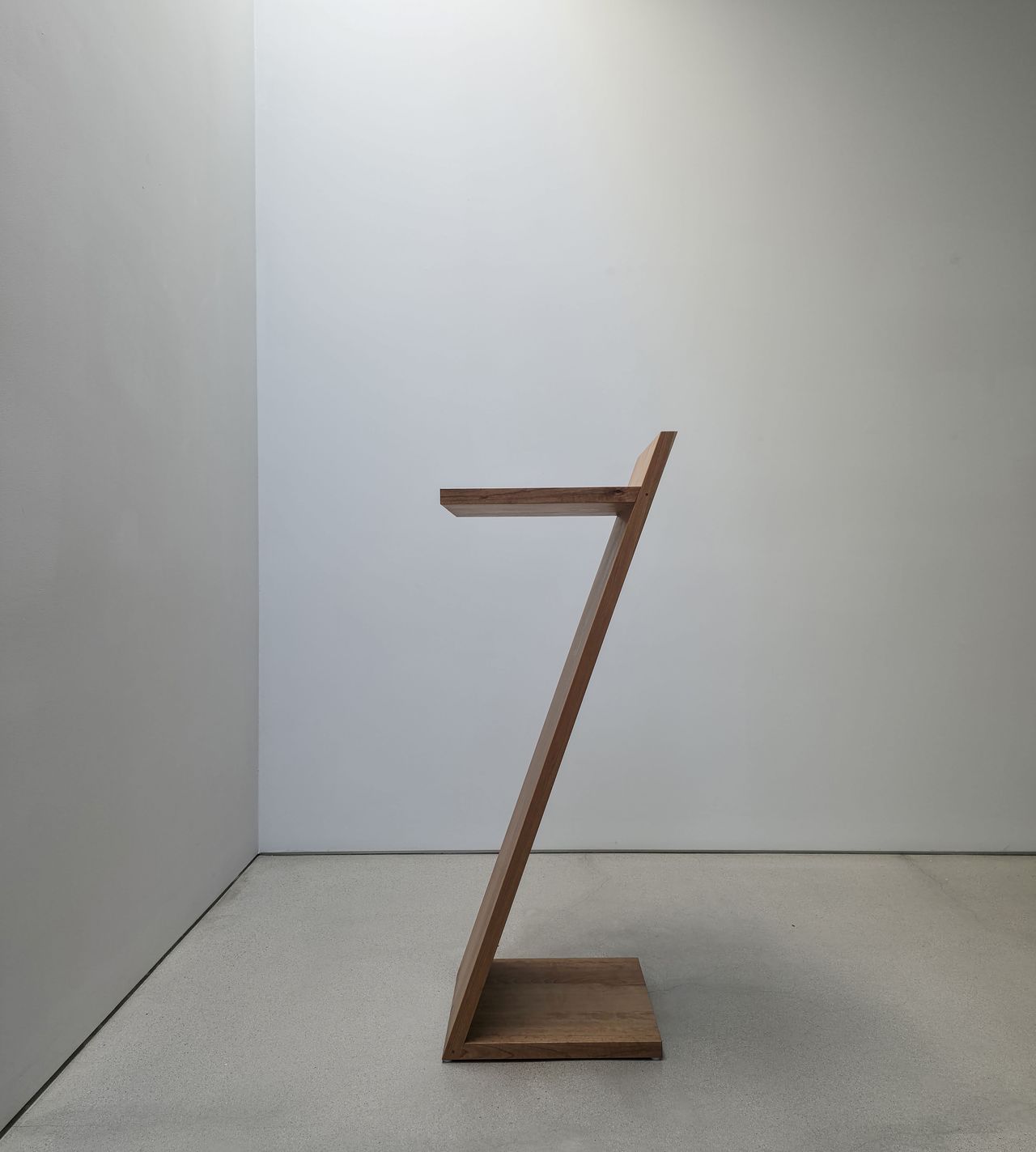 건축가 정재헌과 목조형가구 디자이너 박종선 협업 강연대. 체리목을 못 없이 전통적 끼워맞춤 방식으로 제작했다. 사진 컬처램프 