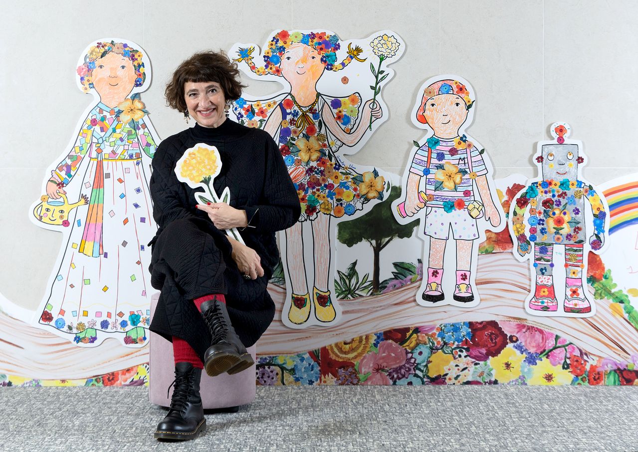 한국 창작 뮤지컬 제작에 참여한 화가 에바 알머슨이 지난달 26일 서울 한전아트센터에서 중앙일보와 인터뷰를 했다. 그가 직접 그린 뮤지컬 작품 캐릭터 앞에서 사진 촬영을 하는 모습 장진영 기자. 