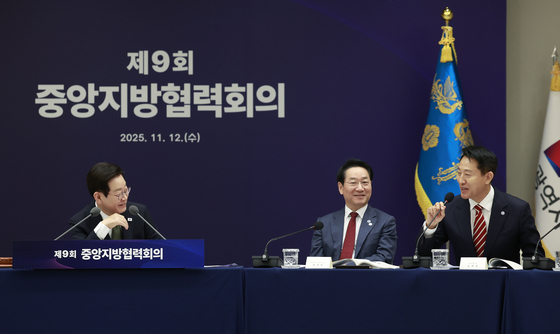 오세훈 서울시장(오른쪽)이 지난해 11월 12일 용산 대통령실에서 열린 이재명 대통령(왼쪽) 주재 중앙지방협력회의에서 발언하고 있다. 가운데는 유정복 시도지사협의회장 겸 인천시장. 연합뉴스