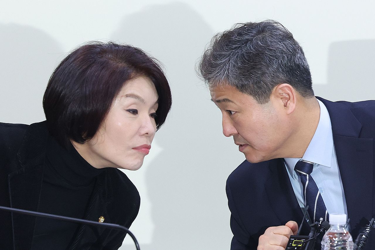 한정애 더불어민주당 정책위의장과 김영배 외교통일위원회 간사가 3일 서울 여의도 국회 의원회관에서 열린 이란사태 관련 당·정간담회에서 대화하고 있다. 뉴스1