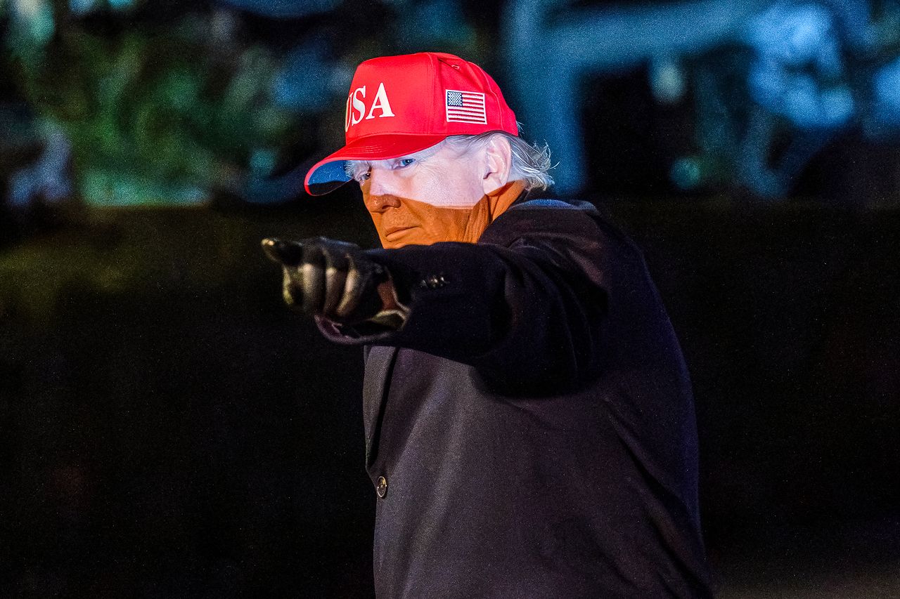 트럼프 대통령이 1일(현지시간) 백악관에 대통령 전용 헬기 ‘마린 원’을 타고 도착한 뒤 내려서 걸어가며 손짓을 하고 있다. [AP=연합뉴스]