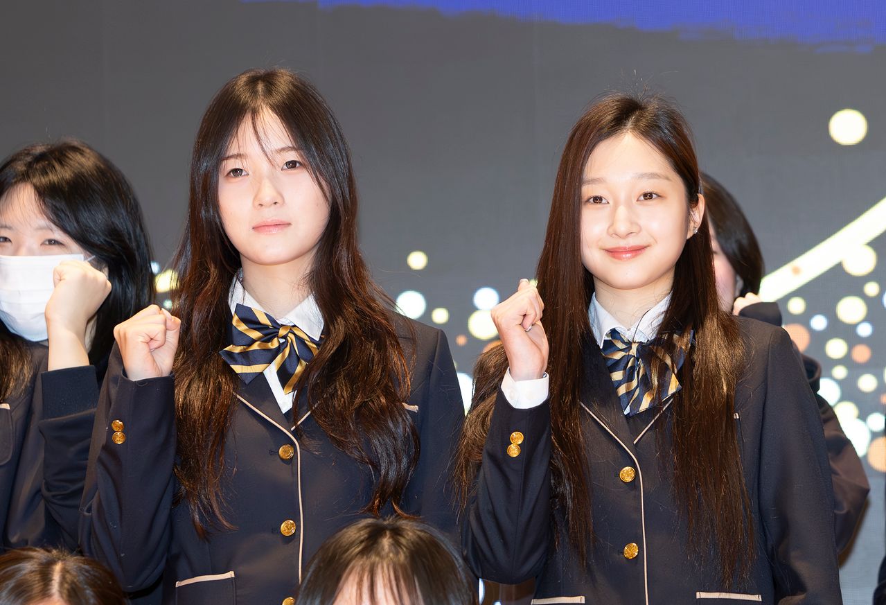 2026 밀라노 코르티나 동계올림픽에 출전한 스노보드 최가온(왼쪽)과 피겨스케이팅 신지아가 3일 서울 서초구 세화여자고등학교 강당에서 열린 특별장학금 수여식에서 장학금을 받고 2학년 6반 친구들과 기념촬영을 하고 있다. 뉴시스