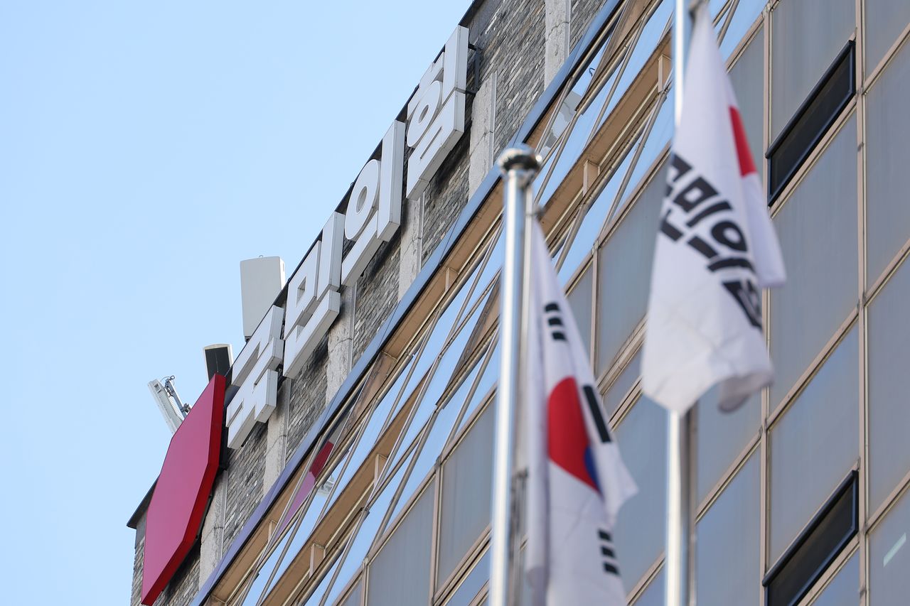 정교유착 의혹을 수사 중인 검·경 합동수사본부가 3일 신천지예수교증거장막성전(신천지) 신도들의 집단 당원 가입 의혹과 관련해 국민의힘 당사 압수수색에 돌입했다. 사진은 이날 서울 여의도 국민의힘 당사의 모습. 뉴스1