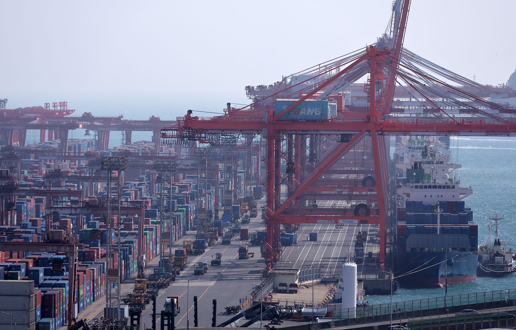 지난달 부산항 신선대부두에 수출용 컨테이너가 가득 쌓여있다. 연합뉴스