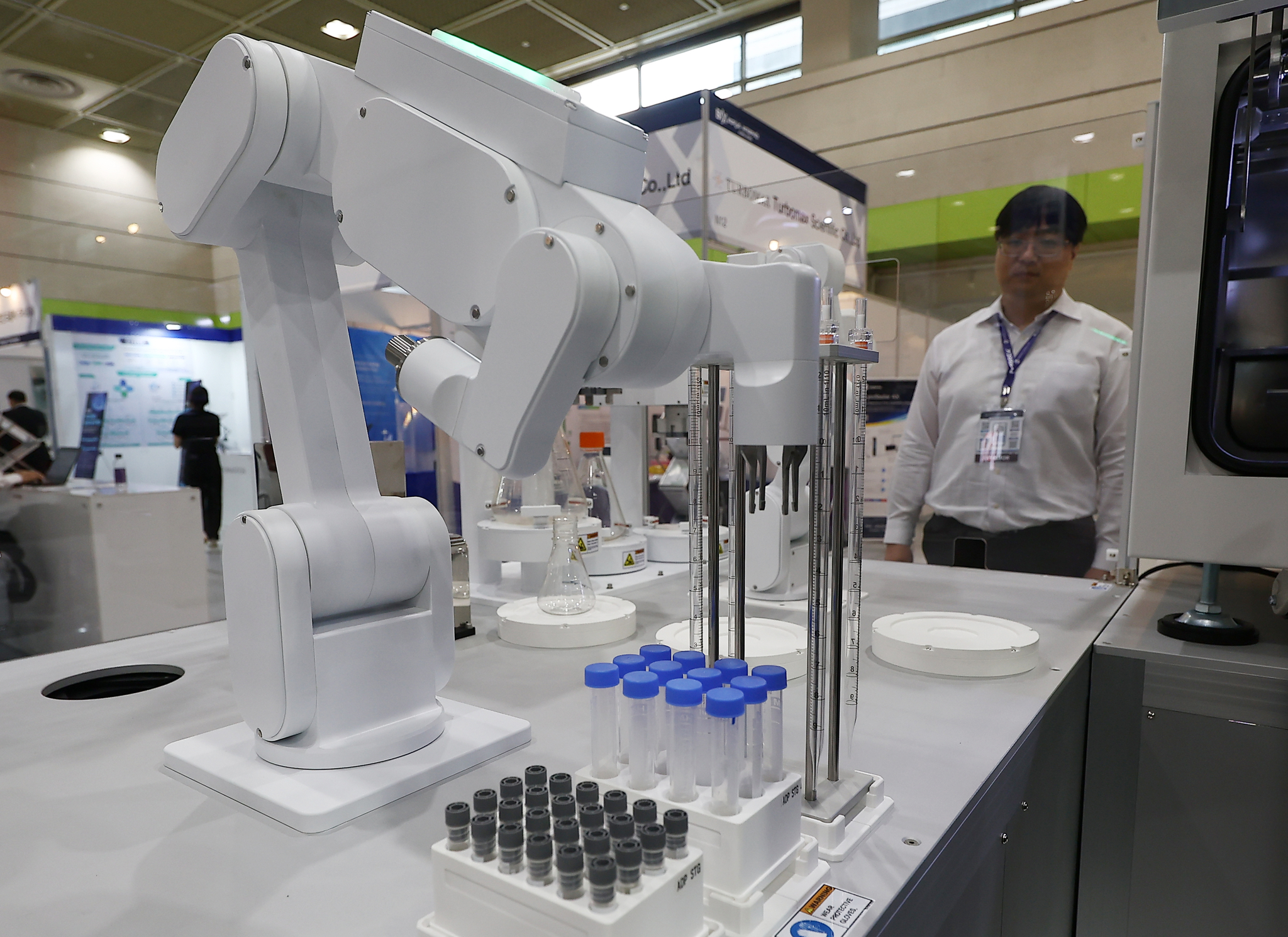 지난해 10월 서울 코엑스에서 열린 바이오 관련 박람회에서 관람객들이 전시를 둘러보고 있다. 연합뉴스