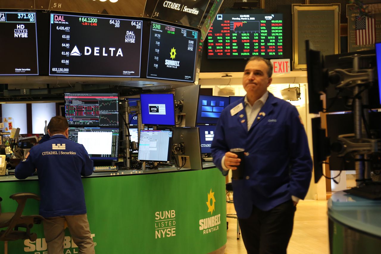 2일(현지시간) 뉴욕증권거래소의 주식 중개인. 신화=연합뉴스