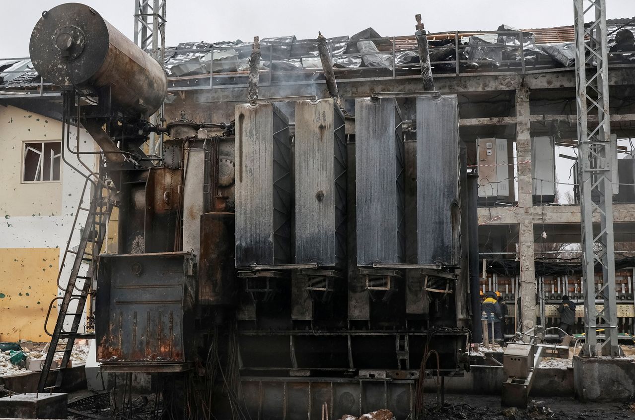 최근 러시아의 드론 및 미사일 공습으로 파손된 변전소의 모습. 로이터=연합뉴스