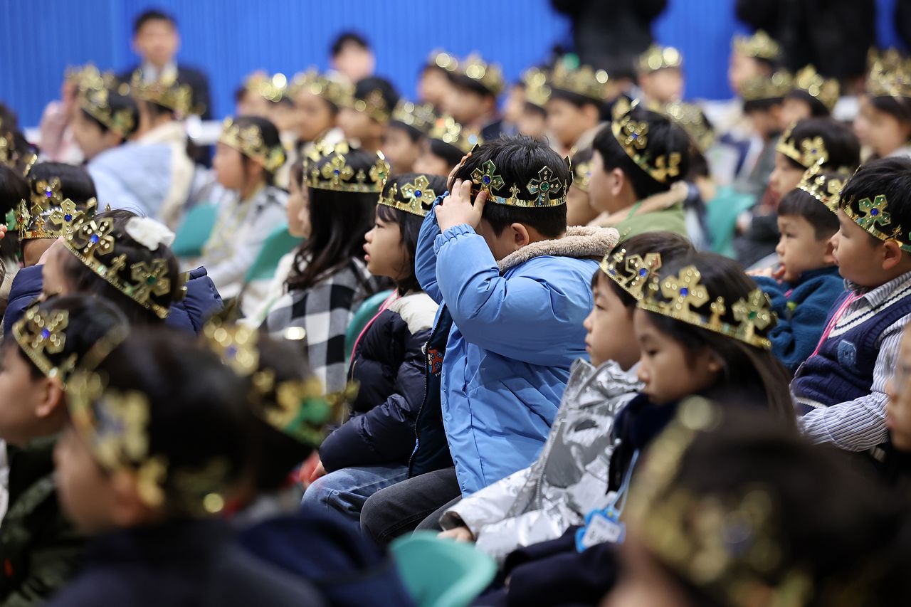 3일 서울 서초구 원촌초에서 열린 2026학년도 입학식에서 신입생들이 자리에 앉아 금색 왕관을 쓰고 있다. 뉴스1
