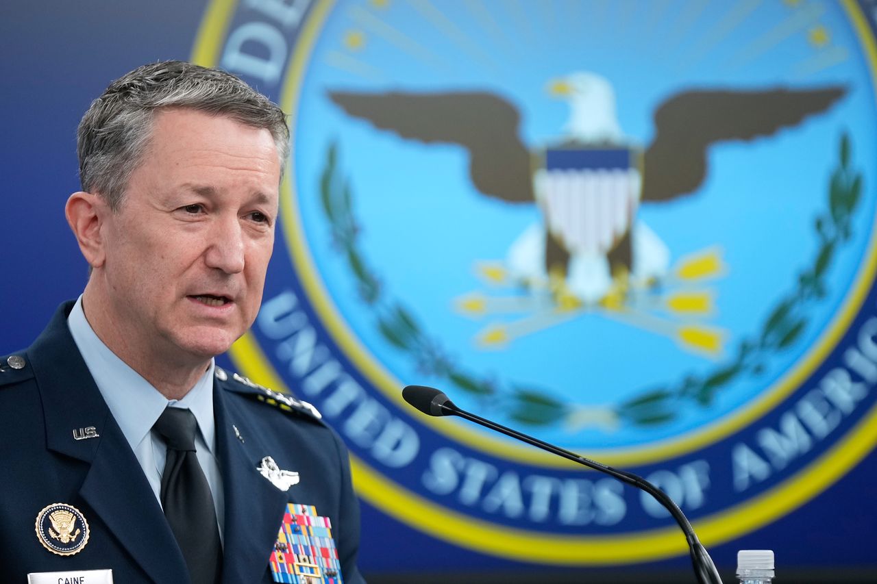 댄 케인 미 합동참모본부 의장이 2일(현지시간) 워싱턴 펜타곤에서 열린 기자회견에서 이란 공습 작전의 개요에 대해 설명하고 있다. AP=연합뉴스