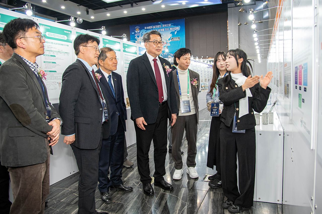 캡스톤디자인 우수사례 전시를 둘러보는 내빈들