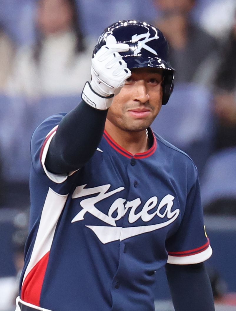 4회 안타를 친 뒤 류지현 감독의 하트에 손가락 하트로 화답하는 존스. 연합뉴스 